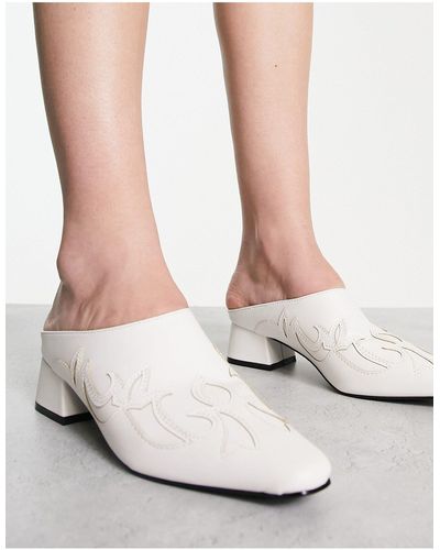 Raid Zapatos blancos destalonados con diseño wéstern brina