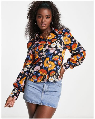 Monki Blusa con estampado floral retro y solapas - Blanco