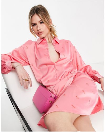 Y.A.S Exclusivité - robe chemise courte en satin coupe portefeuille à imprimé croissant - rose