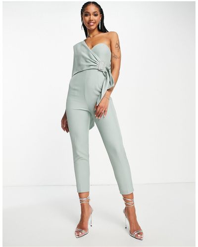 Lavish Alice Jumpsuit Met Blote Schouder, Cape Detail En Riem - Groen