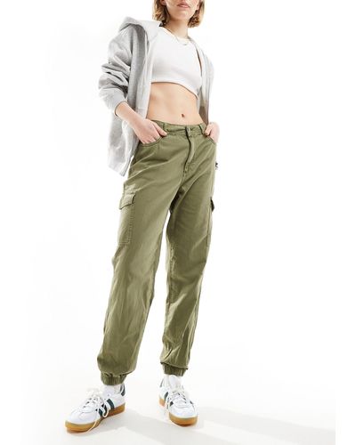 New Look Pantaloni cargo kaki con fondo elasticizzato - Verde
