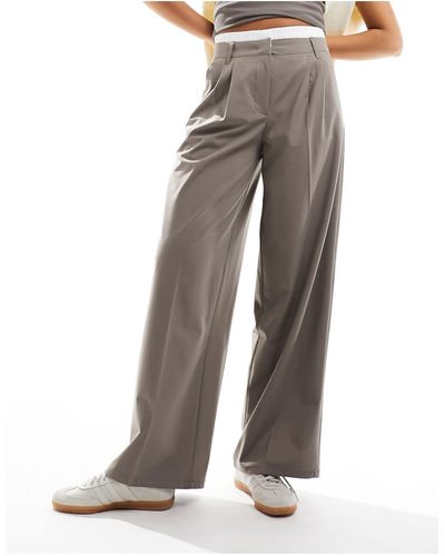 Bershka Pantaloni sartoriali marroni con dettaglio stile boxer - Bianco