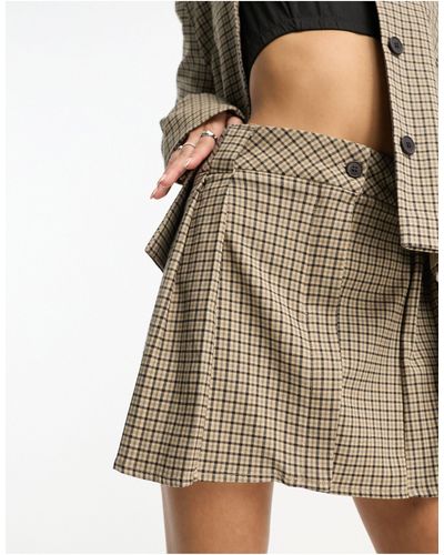 Collusion Minifalda muy corta plisada a cuadros con diseño dividido - Marrón