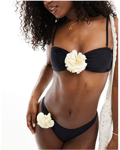 Miss Selfridge Top bikini a fascia con fiore a contrasto - Nero
