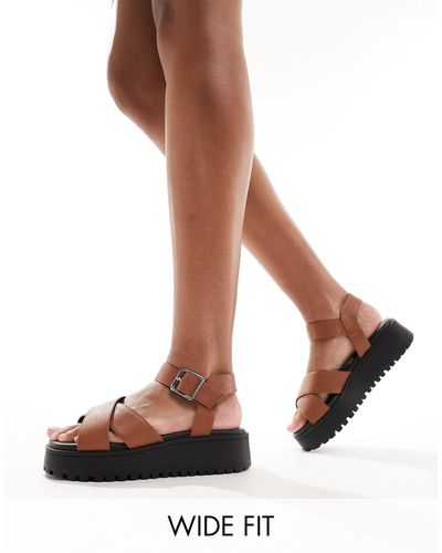 Schuh Tera - sandali color cuoio con fascette incrociate a pianta larga - Marrone