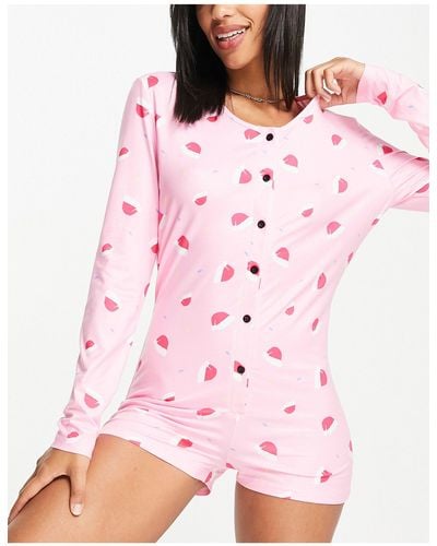 Loungeable – pyjama-overall mit weihnachtsmützen-print - Pink