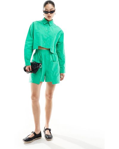 ASOS – shorts mit tiefsitzender tasche - Grün