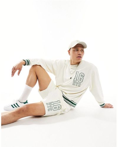 ASOS – oversize-shorts aus cremefarbenem frottee mit stickerei im college-stil, kombiteil - Weiß