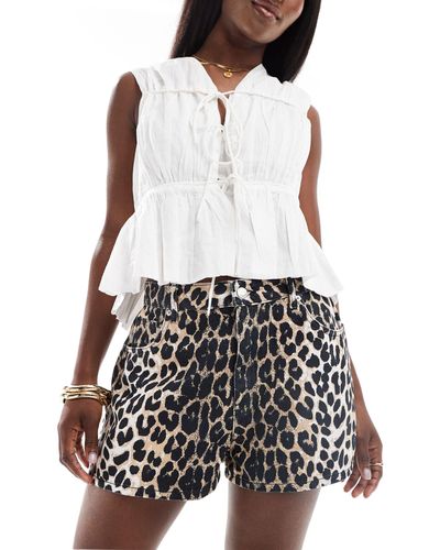 ASOS – shorts mit leopardenmuster und a-linien-schnitt - Weiß