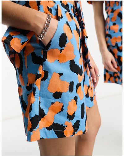 ASOS Kenya – kastenförmige shorts mit leuchtendem tierfellmuster-print - Blau