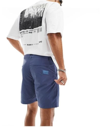 adidas Originals – chino-shorts aus webstoff - Blau