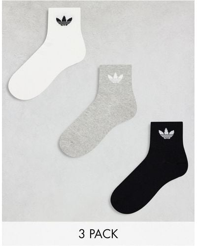 adidas Originals Confezione da 3 paia di calzini alla caviglia bianchi, grigi e neri - Bianco