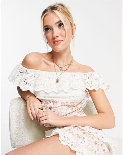 Miss Selfridge Top corto color con escote bardot, estampado floral y bordados premium - Blanco