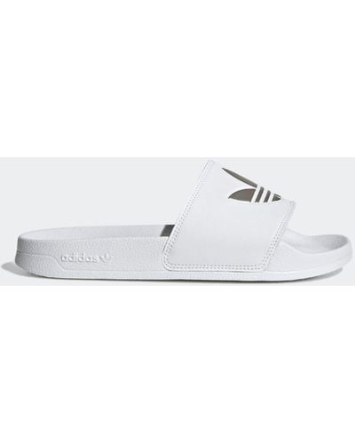 adidas Originals Sandalias blancas y plateadas con diseño - Blanco