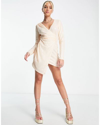 In The Style Exclusive - Asymmetrische Mini-jurk Met Lovertjes En Gedrapeerd Detail - Wit