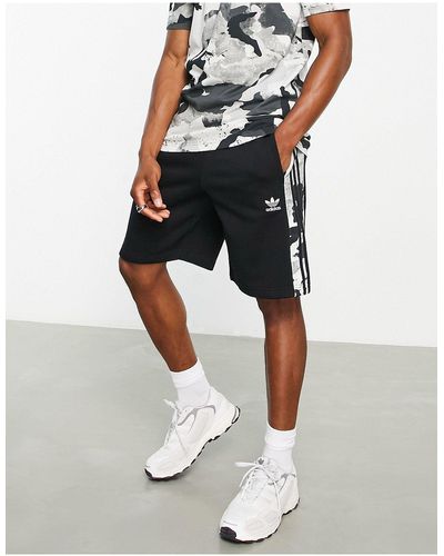 adidas Originals Short Met 3-stripes En Trefoil-logo Met Camouflageprint - Zwart