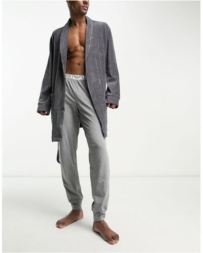 Emporio Armani – bodywear – gerippter, kurzer lounge-bademantel aus velours - Grau