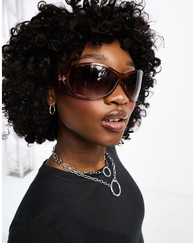 Weekday Strike - occhiali da sole rotondi oversize marrone chiaro con dettaglio cut-out - Nero