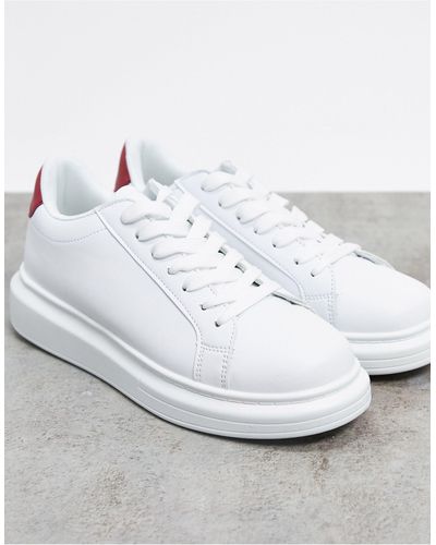 Brave Soul – Weiße Sneaker mit breiter Sohle und kontrastierendem - Rot