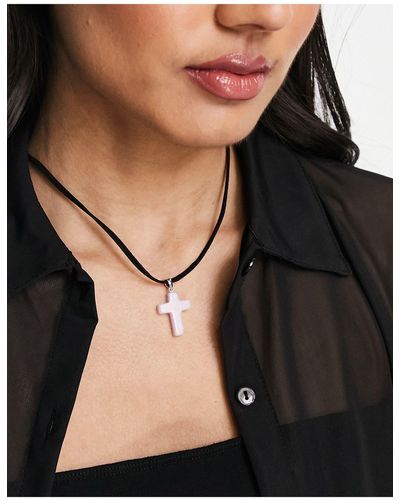 ASOS Collier mi-long avec pendentif croix aspect quartz rose - Noir