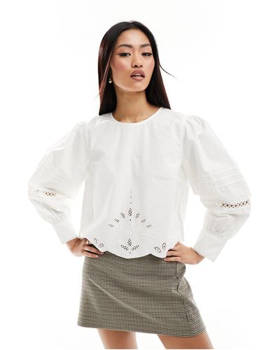 French Connection Alissa - blouse courte en coton et broderie anglaise - Blanc