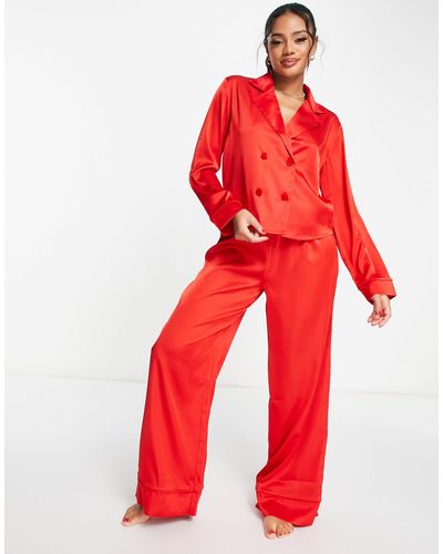 ASOS – schlafanzug-set aus satin mit doppelreihigem hemd und hose mit samtbesatz - Rot