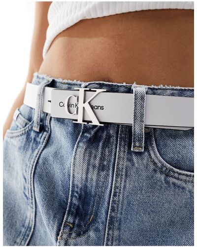 Calvin Klein Cinturón blanco con hebilla del monograma - Azul