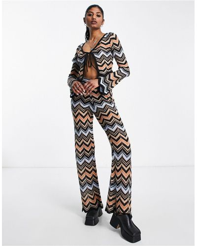 Reclaimed (vintage) Inspired - pantalon d'ensemble évasé en maille pointelle à motif zigzag - Blanc
