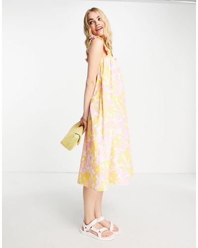 Vero Moda Vestido midi color pastel con tirantes fruncidos y estampado floral - Amarillo
