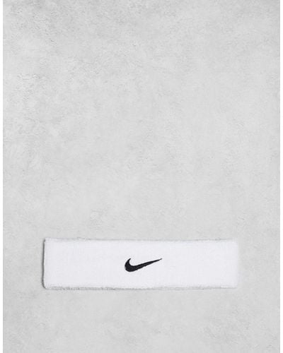 Nike Training - bandeau unisexe à logo virgule - Blanc