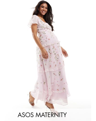 ASOS Asos Design Maternity - Bruidsmeisjes - Maxi-jurk Met Overslag, Fladdermouwen En Versiering Van Borduursels - Roze