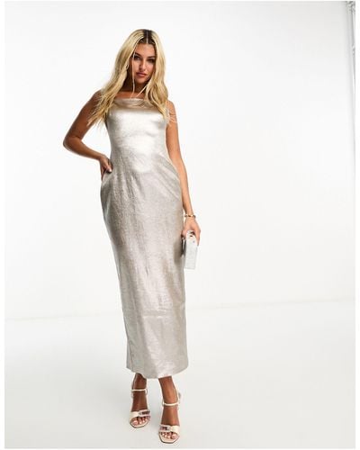 Forever New Vestido lencero semilargo con diseño metalizado y drapeado - Blanco