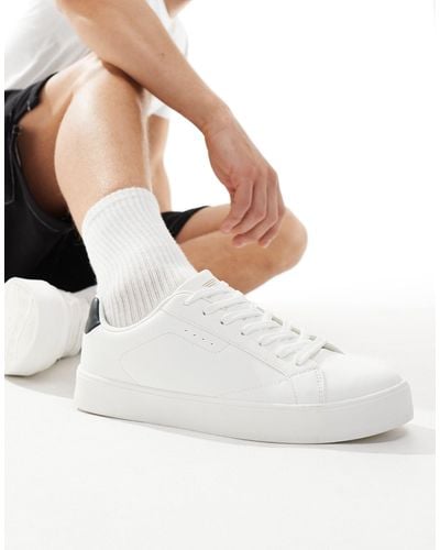 Bershka Sneakers stringate bianche con linguetta sul tallone a contrasto - Bianco