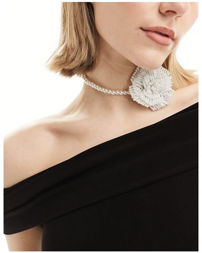 ASOS – choker-halskette aus kunstperlen mit ansteckblumendetail - Schwarz