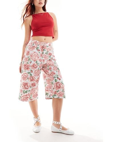 Monki – lang geschnittene hosenrock-shorts mit rosenmuster - Rot