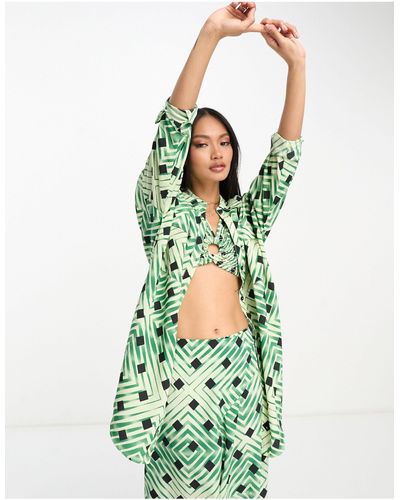 River Island Camisa playera con estampado geométrico - Verde