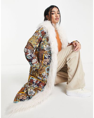 Miss Selfridge Mongolian - piumino taglio lungo con stampa patchwork e pelliccia sintetica - Neutro