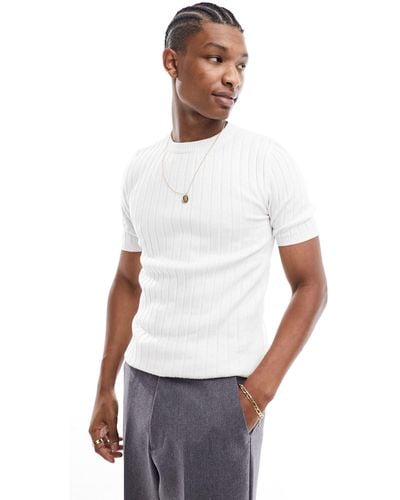 ASOS – leichtes, körpernah geschnittenes t-shirt aus rippstrick - Weiß