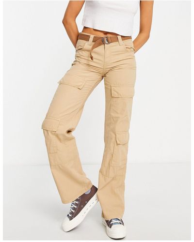 Bershka Pantaloni cargo a vita bassa color sabbia con doppia tasca e cintura - Bianco