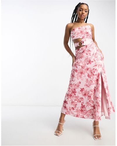 Forever New Maxi-jurk Van Satijn Met Uitsnijdingen En Rode Bloemenprint - Roze