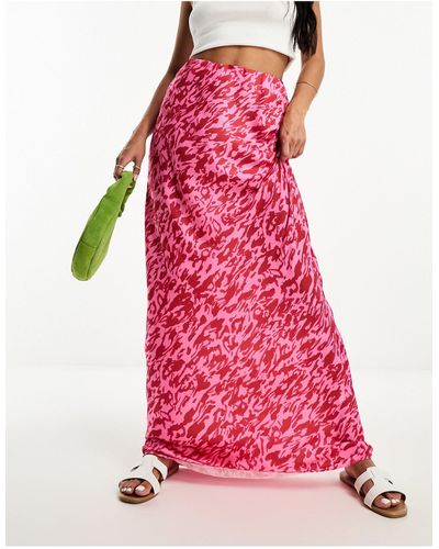 Style Cheat Falda larga rosa y roja con estampado