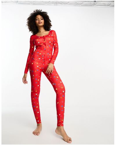 Loungeable – pyjama-jumpsuit mit lichterketten-print - Rot