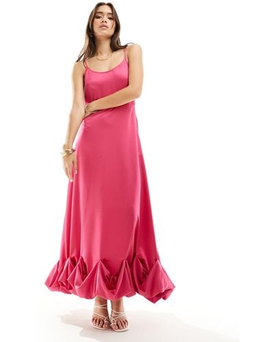 Vila – maxi-trägerkleid aus satin mit gerüschtem saum - Pink