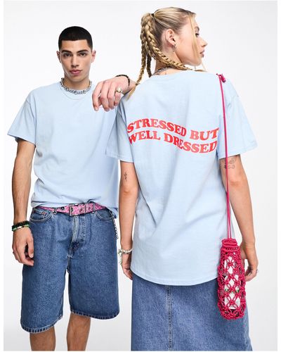 Collusion Unisex - T-shirt Met 'stressed By Well Dressed'-slogan - Blauw