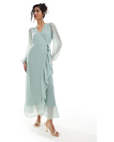 Vila L'invitée - robe portefeuille longue à volants en tissu plumetis - sauge - Bleu