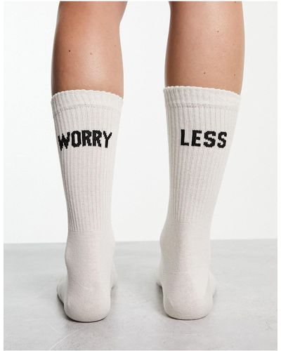 ASOS Calzini sporco con scritta "worry less" - white - Bianco