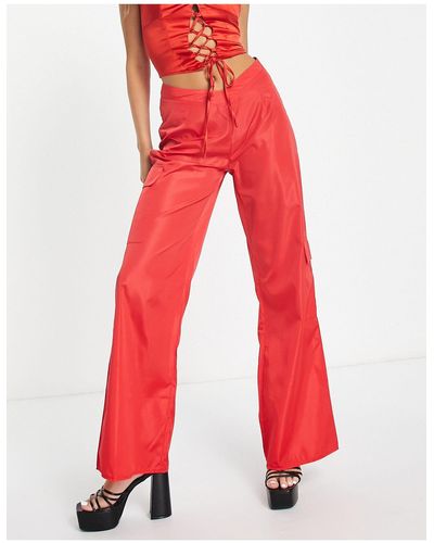 Public Desire Pantaloni cargo rossi con taglio a v profondo - Rosso