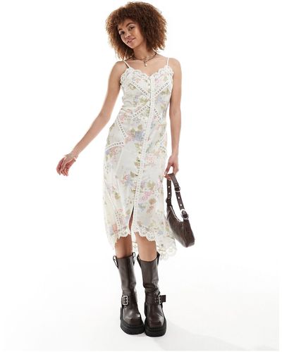 Reclaimed (vintage) Vestito sottoveste con stampa floreale, bottoni sul davanti e bordi - Bianco
