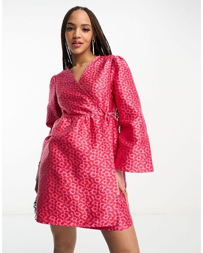 Pieces Premium - robe portefeuille courte à manches kimono - rose/rouge