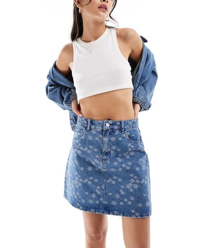 Vero Moda – mini-jeansrock mit a-linien-schnitt und gesticktem blumenmuster - Blau